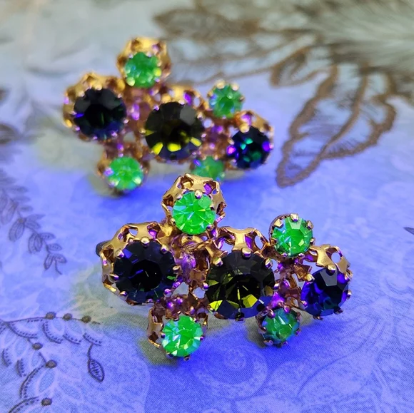 STAR Uranium Austrian Green Crystal Rhinestone Screw Back Earrings In Goldtone - Picture 2 of 7